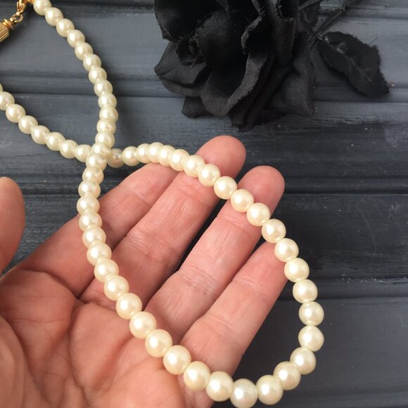 Vintage Faux Pearl Necklace - Picture 3 of 9